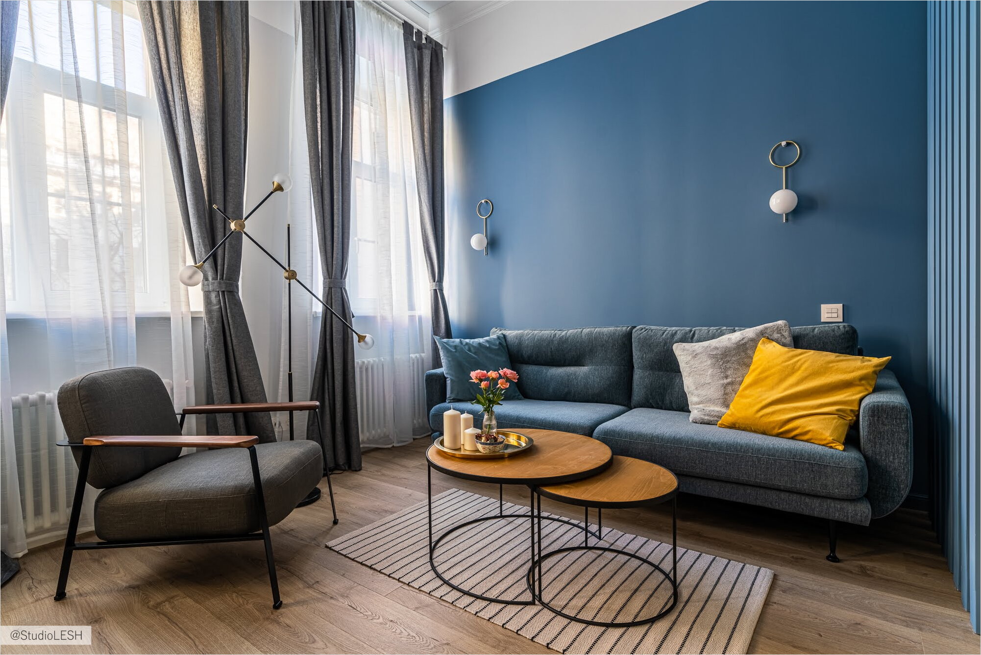 Дизайн интерьера гостиной в синим цвете