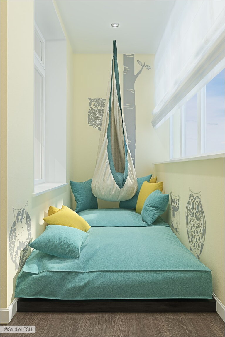 Оформление балкона, гамак и кровать