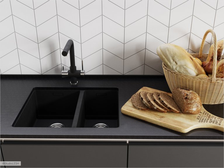 Черная столешница и раковина в кухне