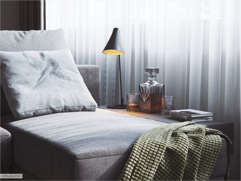 Серый светлый диван в кухне-гостиной с акцентным светом от настольной лампы для чтения