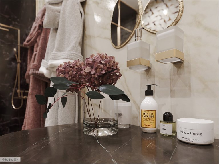 Детали ванных принадлежностей в роскошной ванной комнате