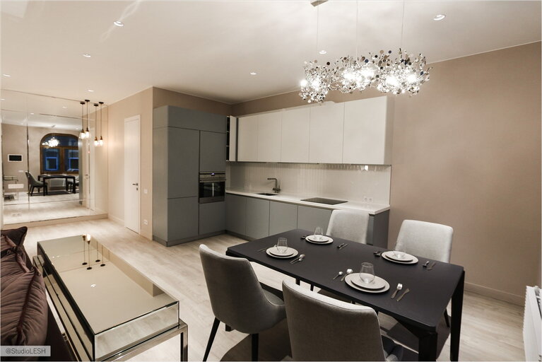 Просторная кухня-гостиная с дизайнерским светом