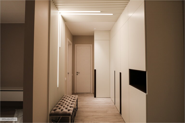 Светлая гардеробная комната с элегантной банкеткой