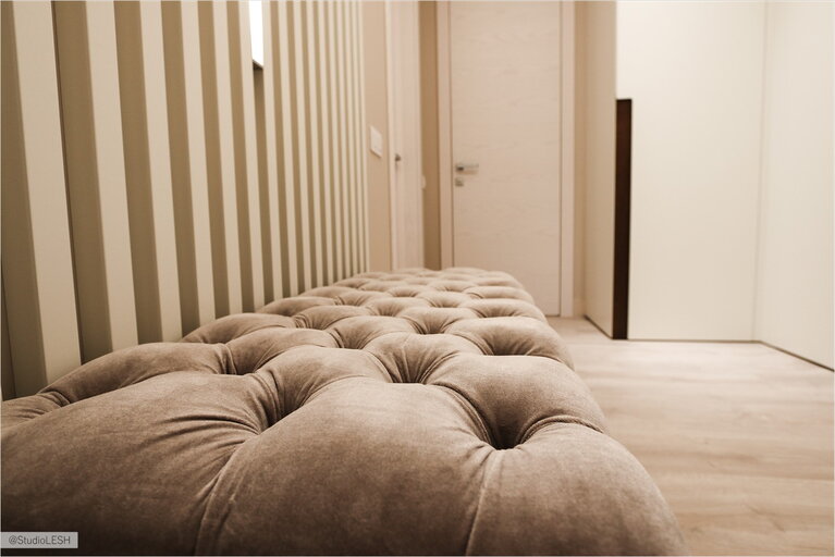 Роскошная банкетка в гардеробной комнате