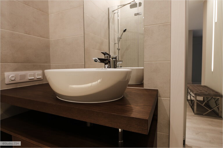 Накладная раковина в контрастной ванной комнате