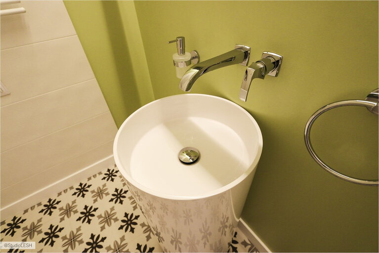 Круглая напольная раковина в яркой ванной комнате