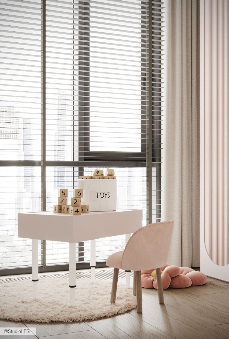 Интерьер современной детской комнаты с белым столом, стулом, ящиком для игрушек и панорамными окнами с жалюзи.