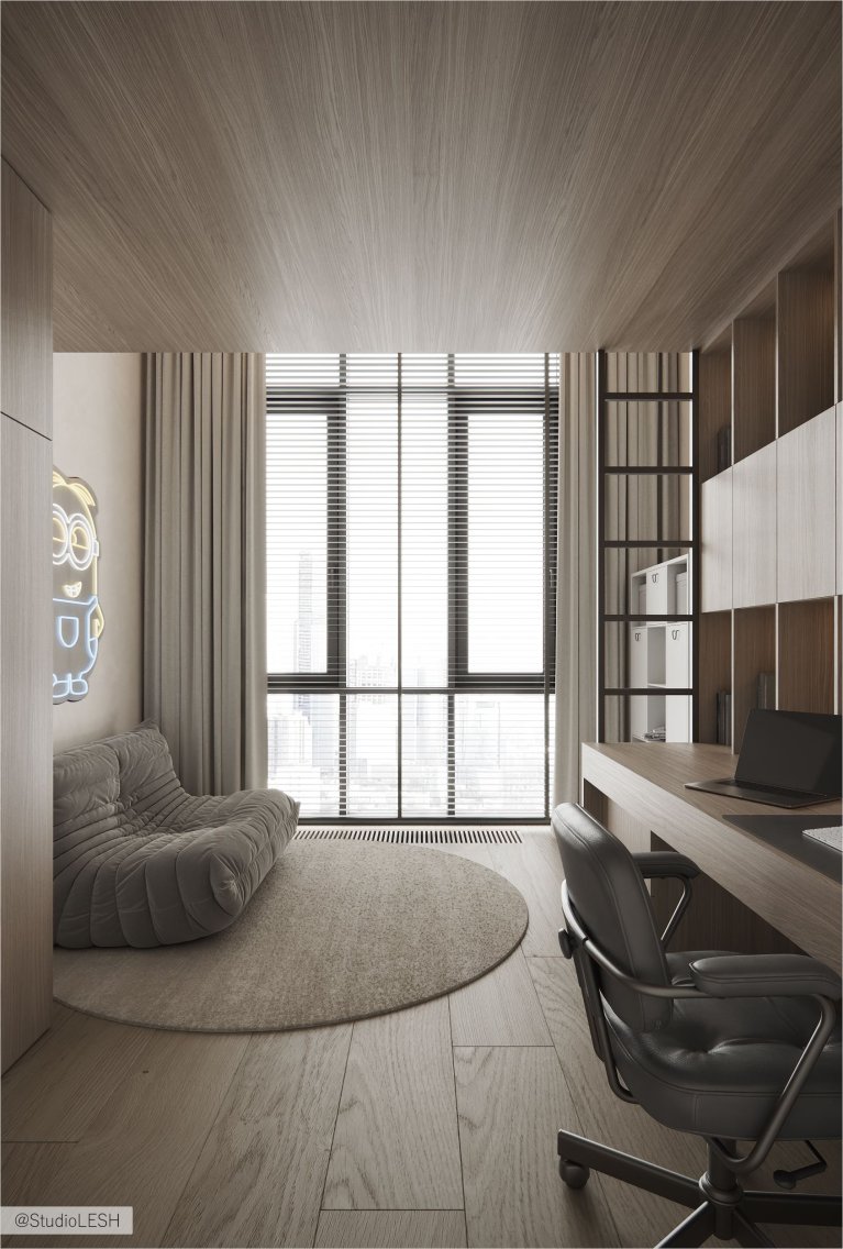 Интерьер современного кабинета с деревянным столом, удобным креслом, книжным шкафом и панорамными окнами с жалюзи.