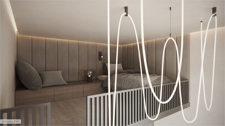 Интерьер современной спальни с кроватью, мягкими панелями на стене, минималистичными светильниками и светящимися элементами на потолке.