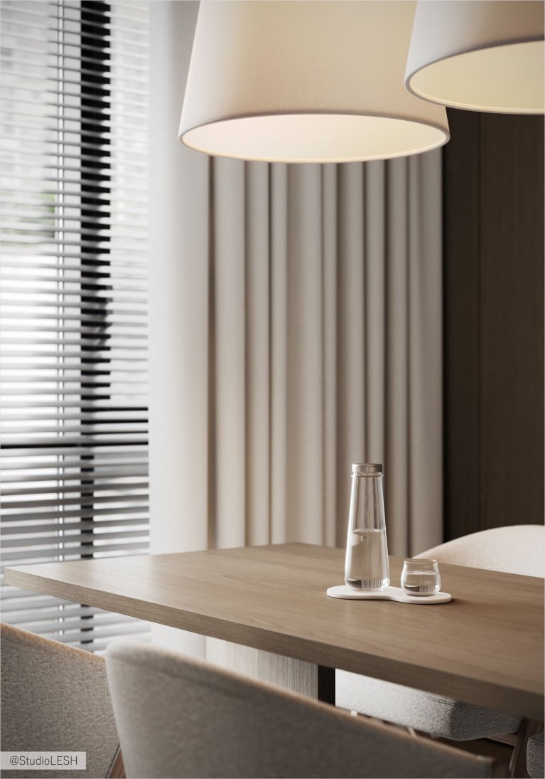 Сервированный обеденный стол из светлого дерева с прозрачной посудой и видом на город из окна с жалюзи.