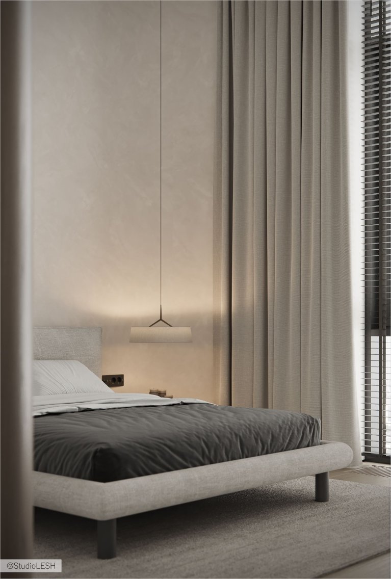 Интерьер современной спальни с белой кроватью, тумбочкой, светильником и панорамными окнами с жалюзи.