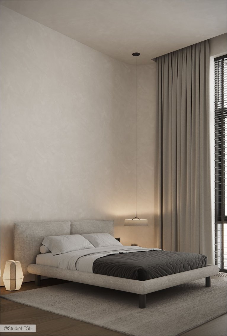 Интерьер современной спальни с белой кроватью, тумбочкой, светильником и панорамными окнами с жалюзи.