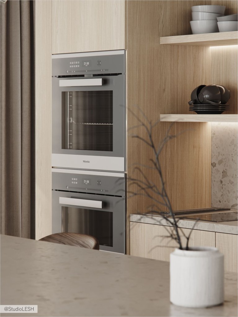 Интерьер современной кухни с серыми духовыми шкафами, встроенными в деревянные шкафы, и полками с посудой.