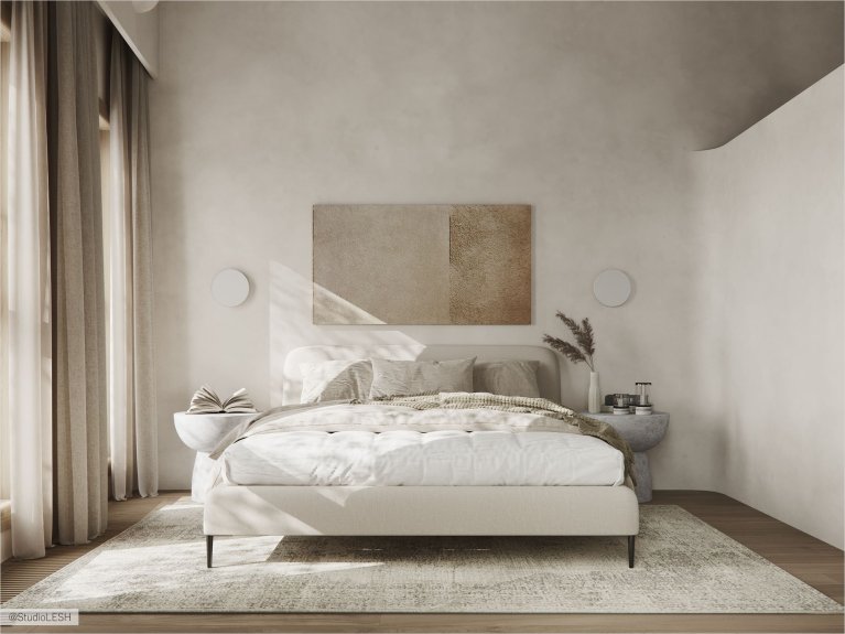 Интерьер современной спальни с белой кроватью, тумбочкой, светильником и панорамными окнами с жалюзи.