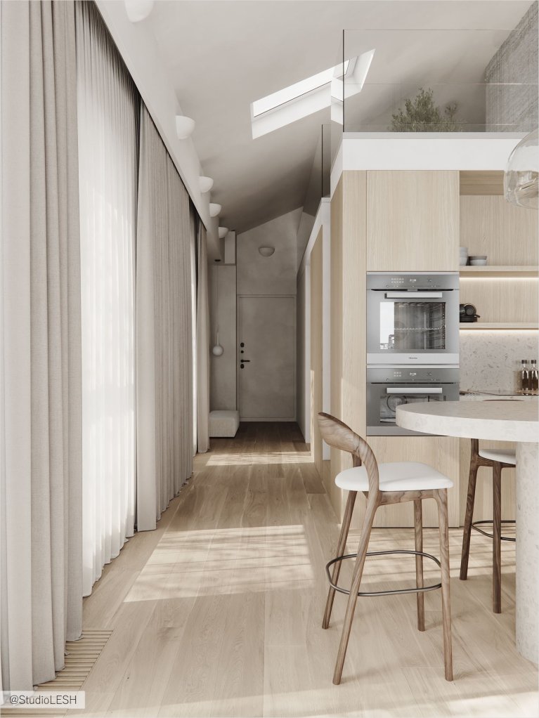 Интерьер современной кухни с белыми шкафами, деревянными стульями у барной стойки, большими окнами от пола до потолка и видом на город.