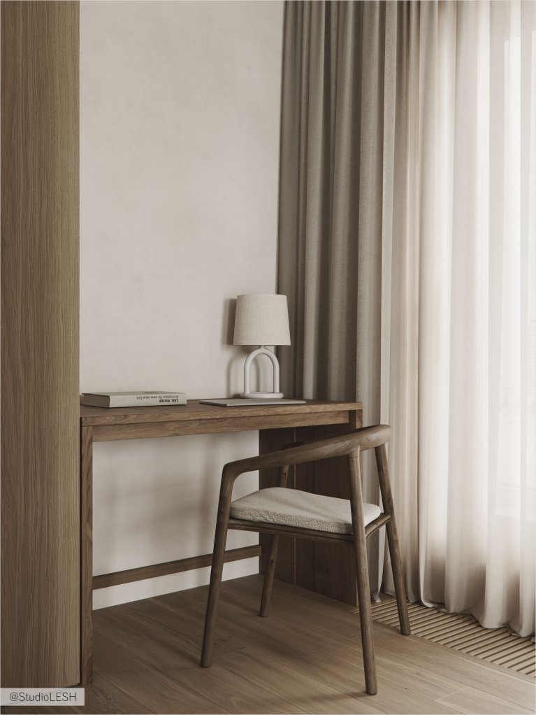 Интерьер современной комнаты с деревянным столом, стулом с мягким сиденьем, настольной лампой и окном с плотными шторами.