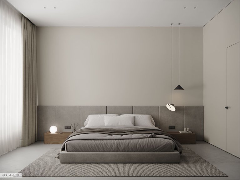 Интерьер современной спальни с белой кроватью, тумбочкой, светильником и панорамными окнами с жалюзи.