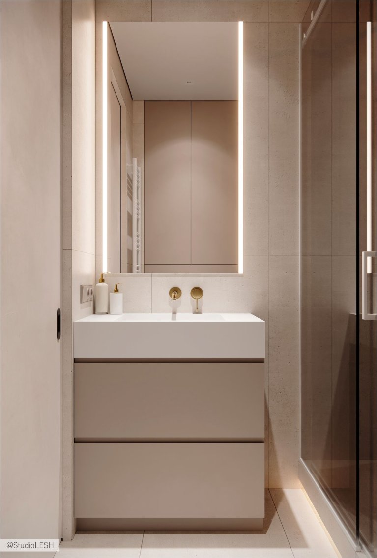 Минималистичный дизайн ванной комнаты со светлыми стенами и деревянными акцентами.