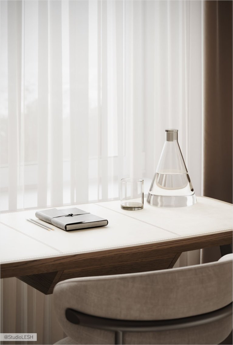 Современный рабочий стол с ноутбуком, чашкой кофе и стильным графином воды. На столе также лежит блокнот и ручка, создавая удобное и функциональное рабочее пространство