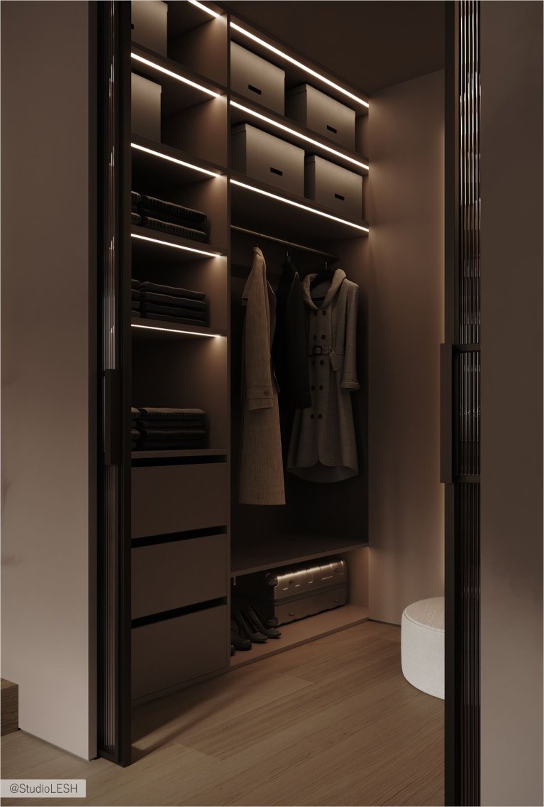 Гардеробная комната, где каждая вещь имеет свое место. На полках аккуратно разложены одежда, обувь и аксессуары. Зеркало в полный рост позволяет оценить свой образ перед выходом из дома