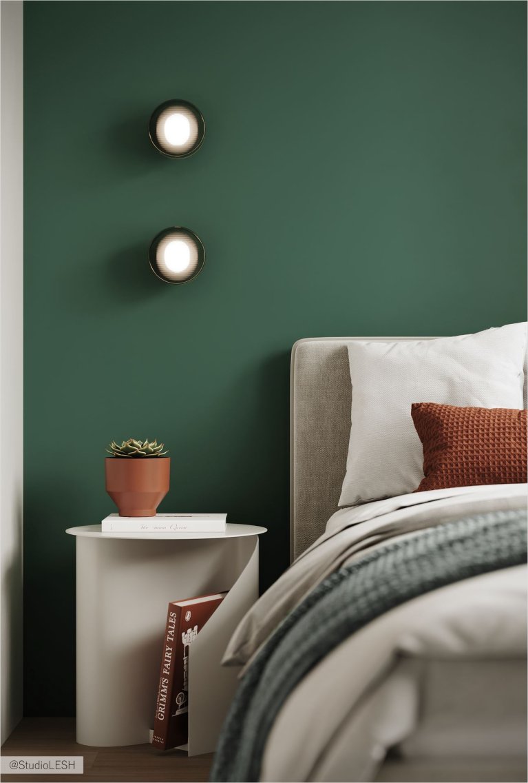Современная спальня с элементами классического стиля. Зелёный цвет стен и тёплый свет бра создают ощущение спокойствия и умиротворения