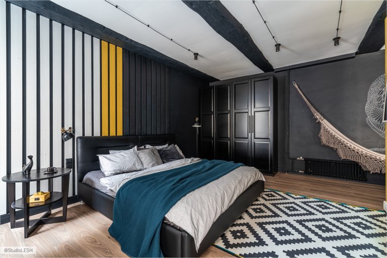 Интерьер спальни с элементами современного дизайна и акцентной стеной с тропическим рисунком