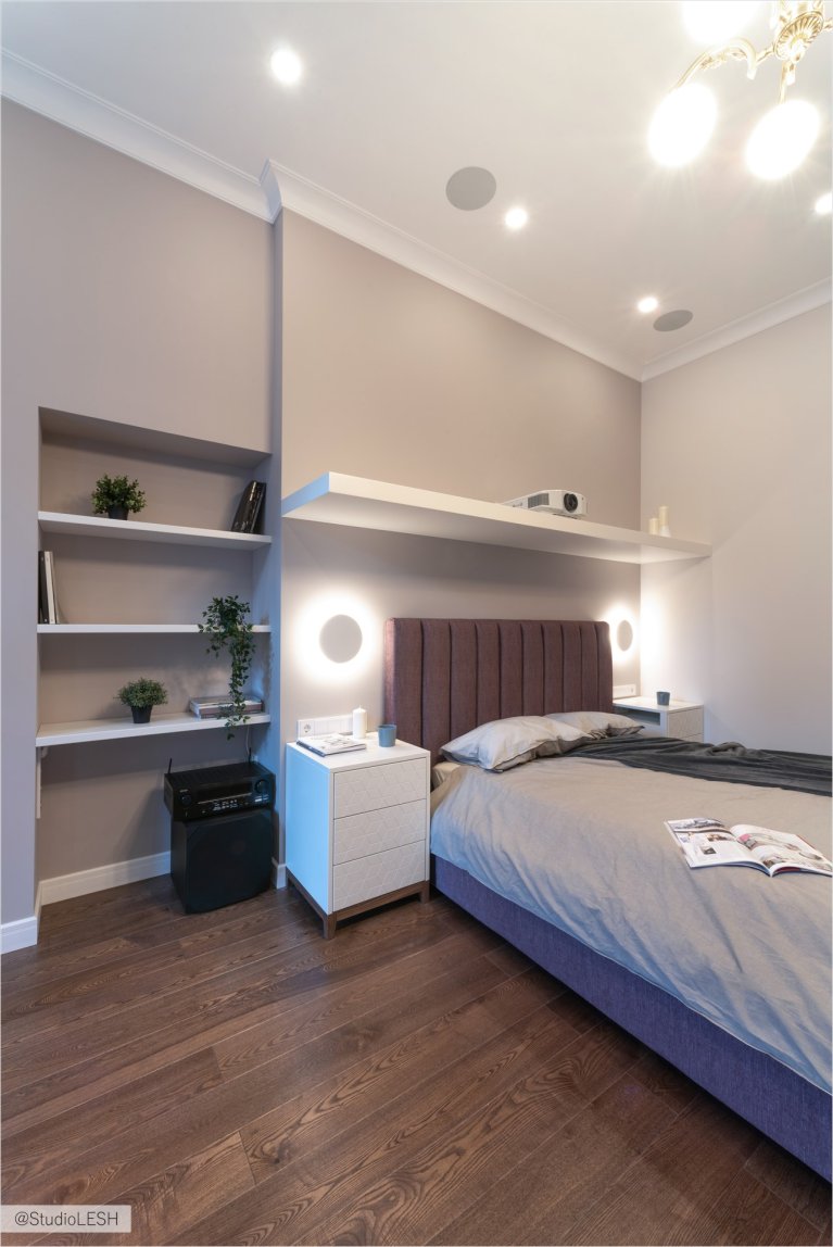 Дизайн современной спальни с деревянной мебелью: стильный интерьер с кроватью, шкафом и полками для хранения