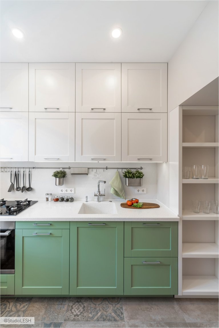 Дизайн современной кухни с белыми и зелеными фасадами: стильный интерьер с яркими акцентами