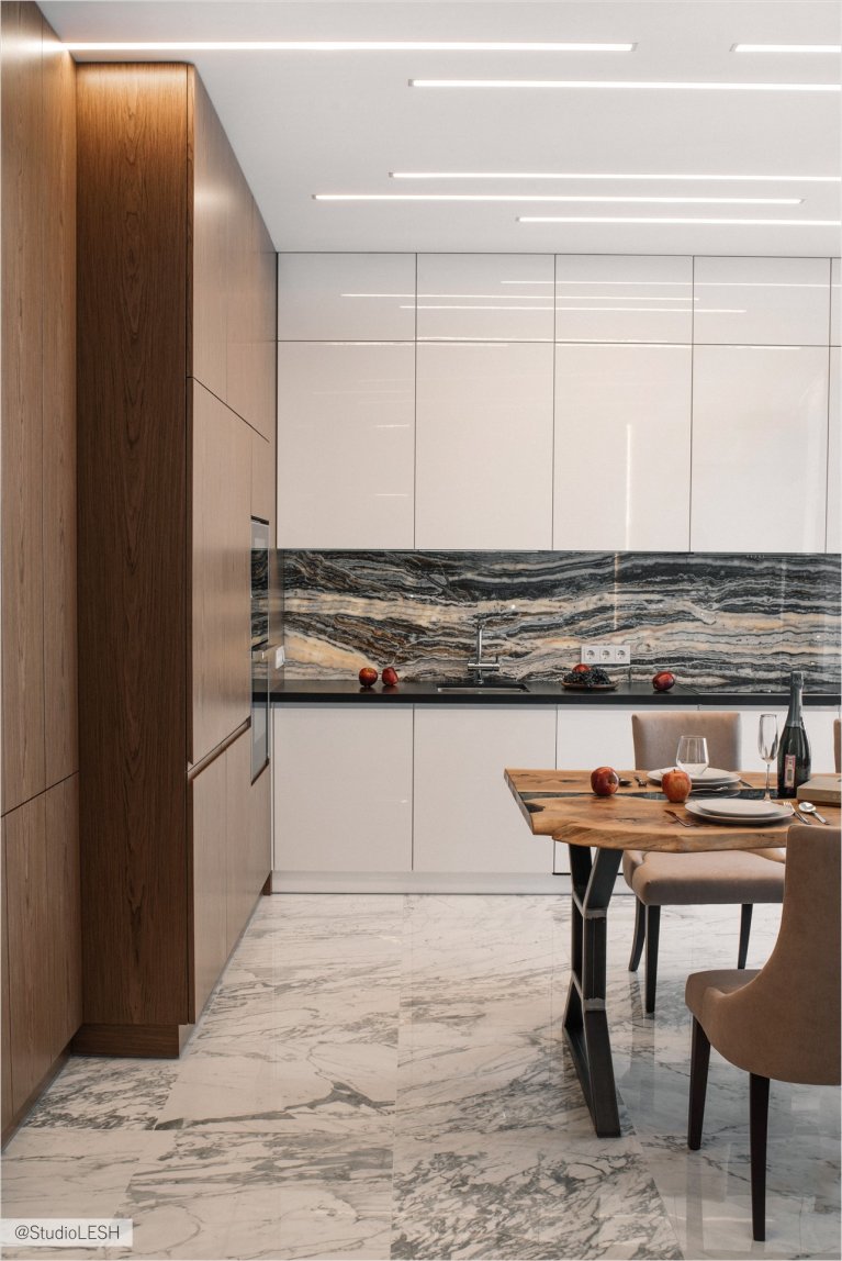 Фотография кухни с белыми фасадами и мраморным фартуком: идеи для создания уютной и современной кухни