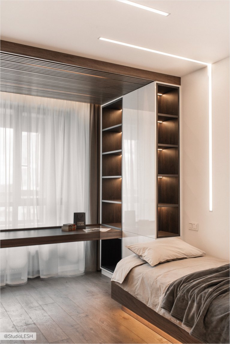 Светлая и просторная спальня с паркетным полом, большой кроватью и удобной мебелью, создающая атмосферу комфорта и уюта