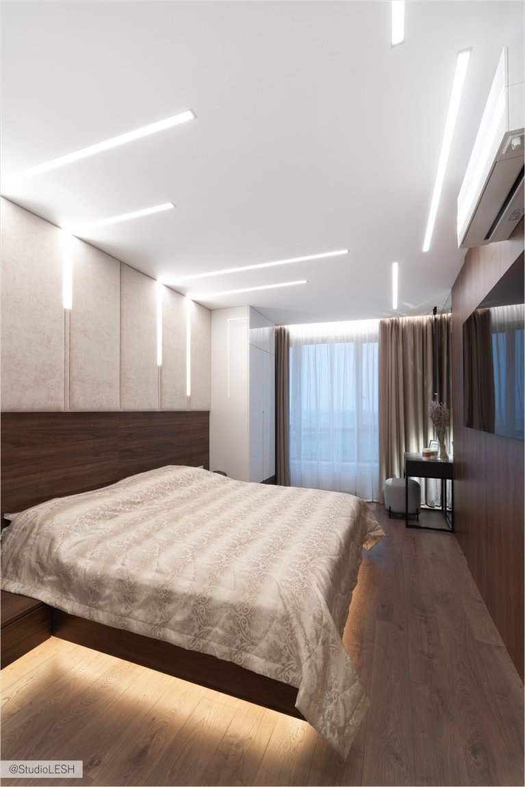 Дизайн современной спальни с большой кроватью: стильный интерьер с деревянной мебелью и современным освещением