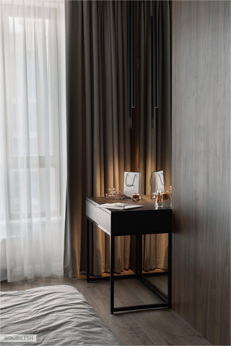 Дизайн современной спальни с туалетным столиком: стильный интерьер с темными акцентами и современным освещением