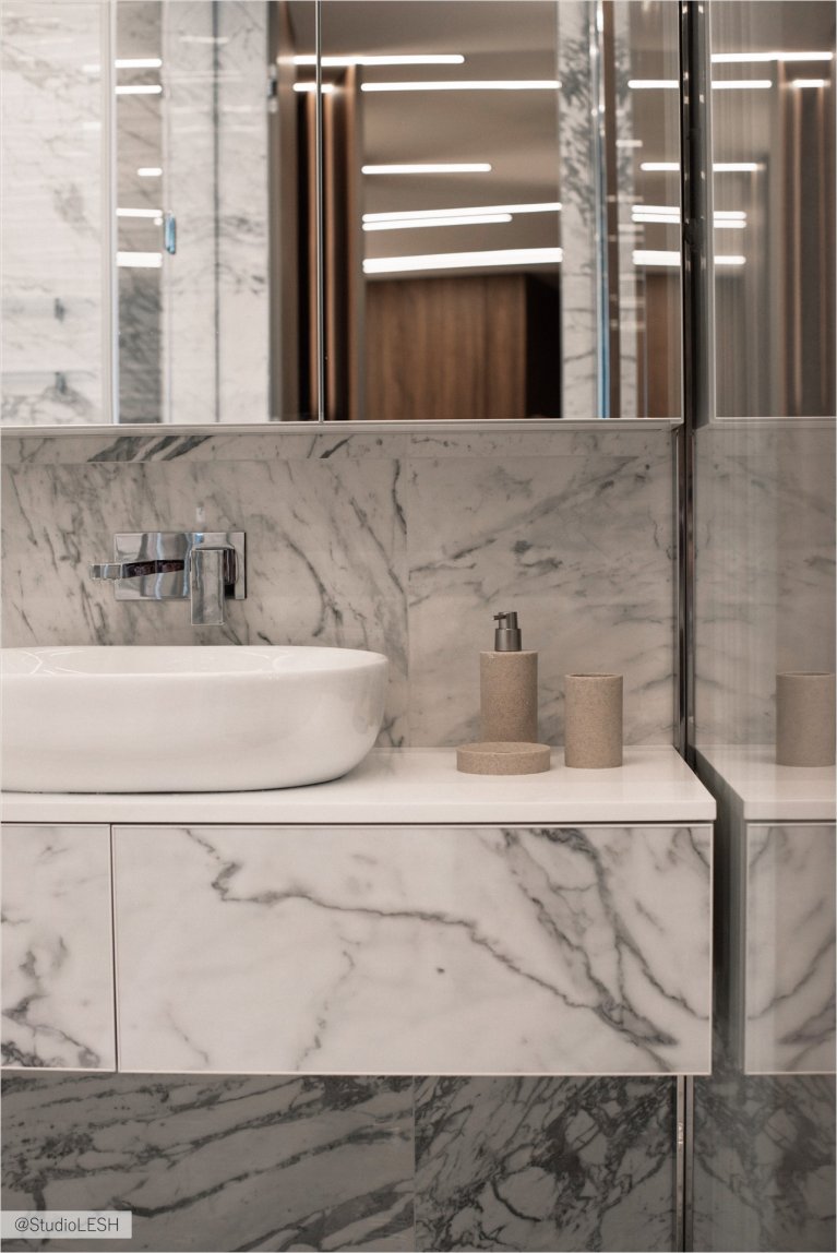 Фотография ванной комнаты с подвесной раковиной и зеркалом с подсветкой: идеи для создания уютной и функциональной ванной комнаты