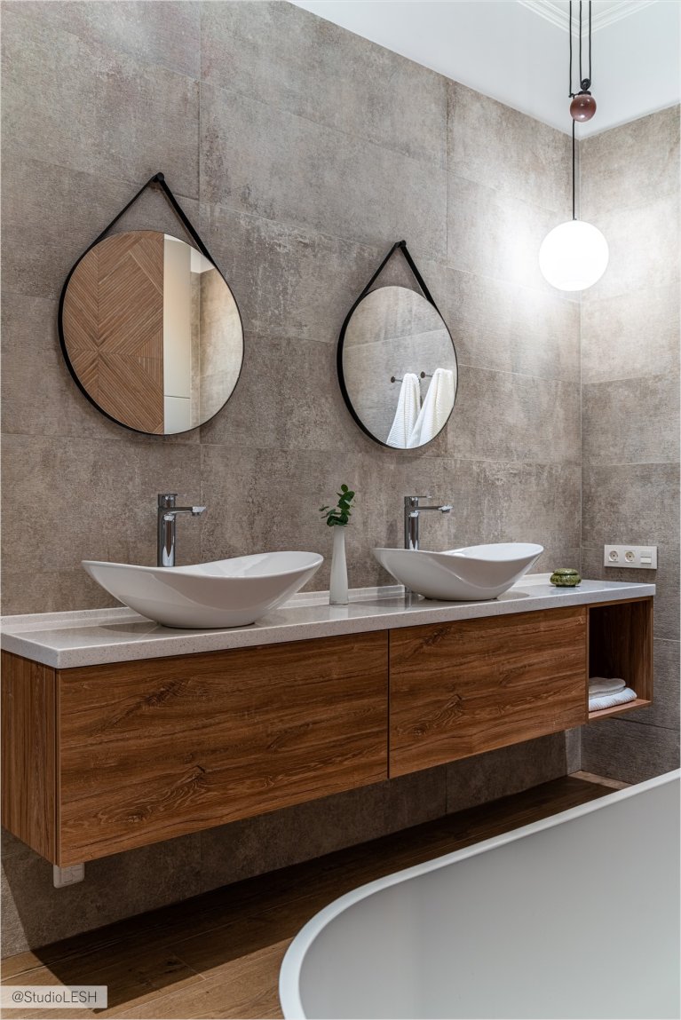 Круглые зеркала в рамах над каждой раковиной, добавляющие интерьеру изысканности и стиля