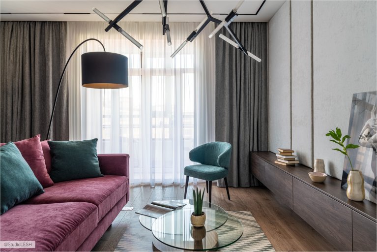 Современная гостиная с диваном, креслом и стильным освещением
