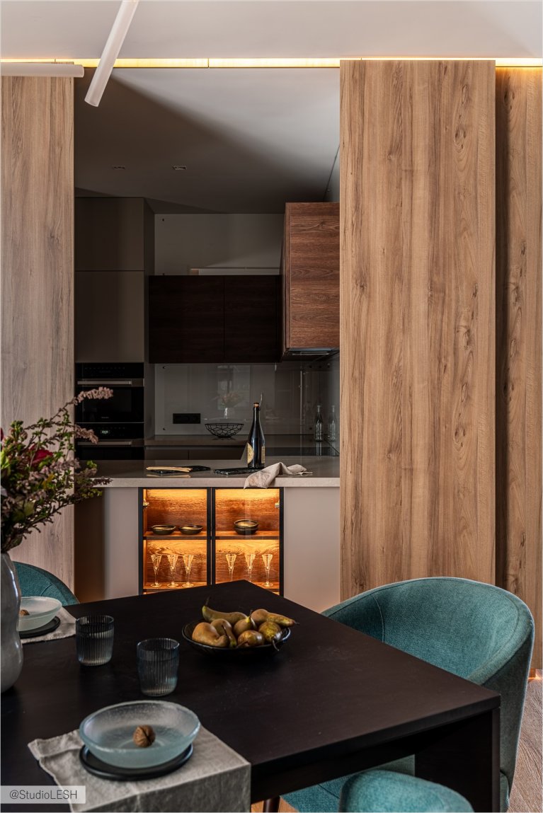 Современная кухня-гостиная с обеденной зоной, раздвижными дверями и стильным интерьером