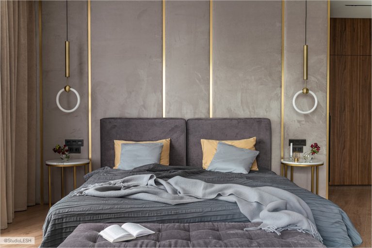 Современная спальня с двуспальной кроватью, стильными прикроватными тумбочками и оригинальными светильниками