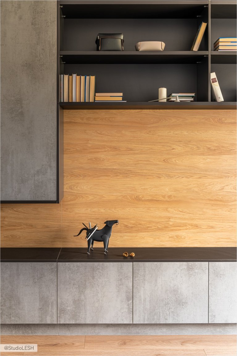 Современная гостиная с дизайнерской мебелью, стильными полками и элементами декора