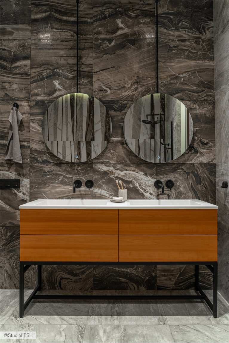Современная ванная комната с двумя раковинами, стильными зеркалами и оригинальной плиткой под мрамор