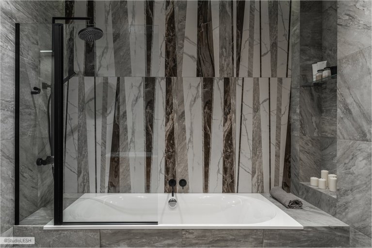 Современная ванная комната с душевой кабиной, стильным интерьером и оригинальной плиткой под мрамор