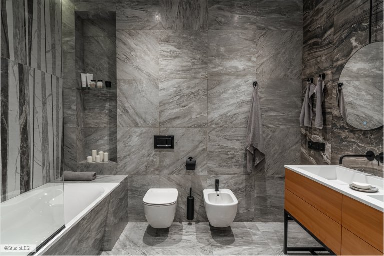 Современная ванная комната с душевой кабиной, стильным интерьером и оригинальной плиткой под мрамор