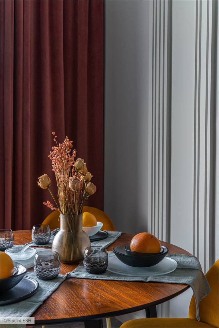 Яркие желтые стулья окружают стол, создавая уютное место для приема пищи