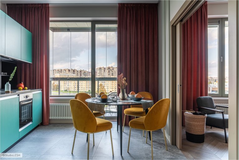 Уютная кухня с красочными акцентами, где сочетаются бирюзовый, желтый, коричневый и серый цвета