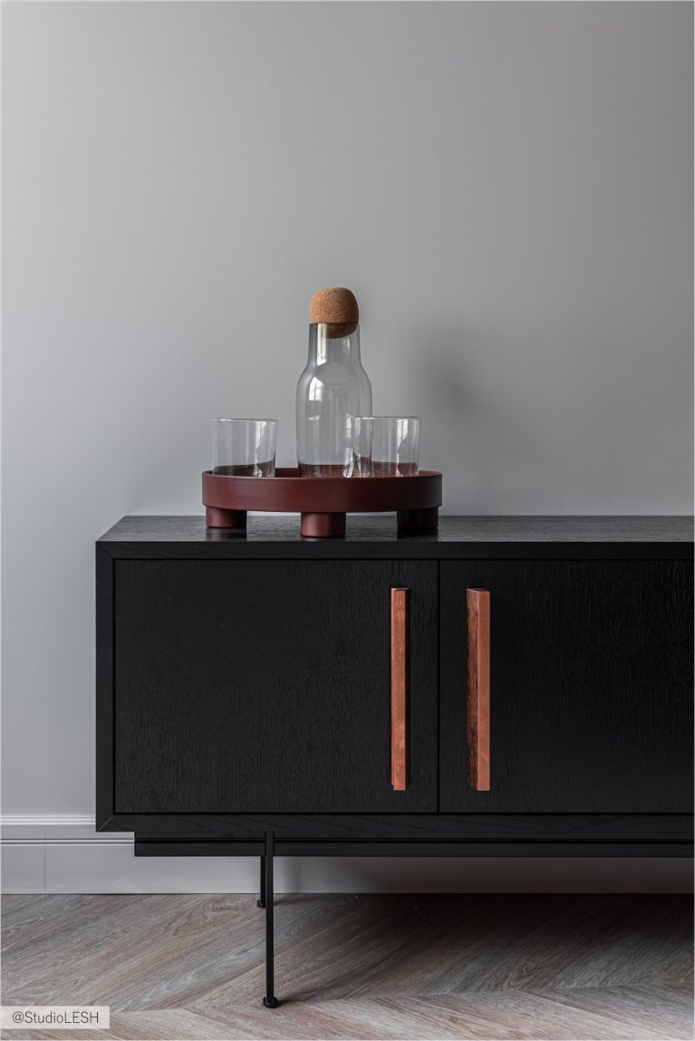 Тумба под телевизор черного цвета с двумя дверцами и открытой полкой