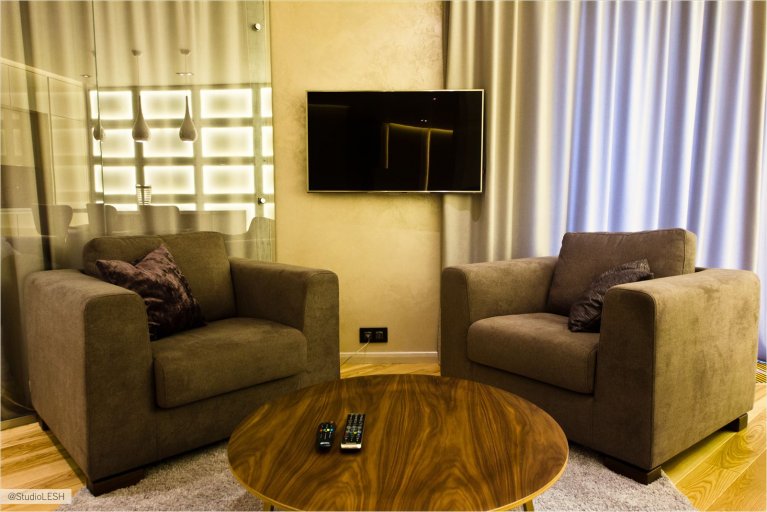 Кресла в интерьере современной гостиной