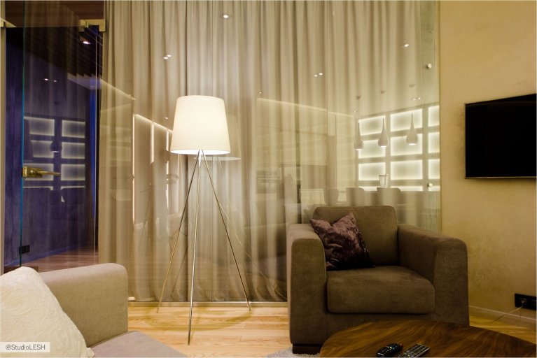 Стеклянные перегородки для зонирования пространства в комнате