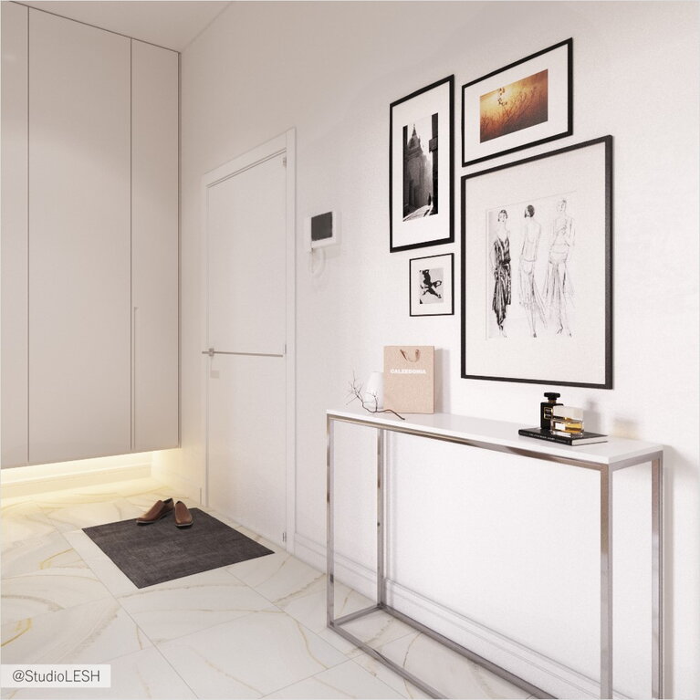 Белая просторная прихожая