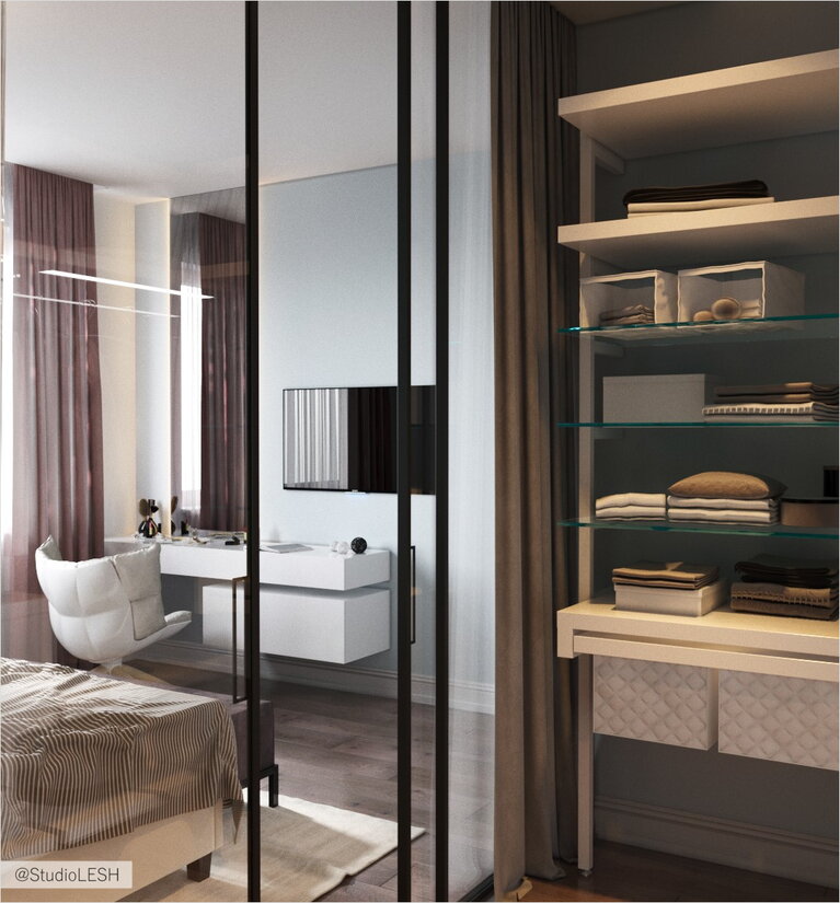 Вместительная гардеробная в спальне