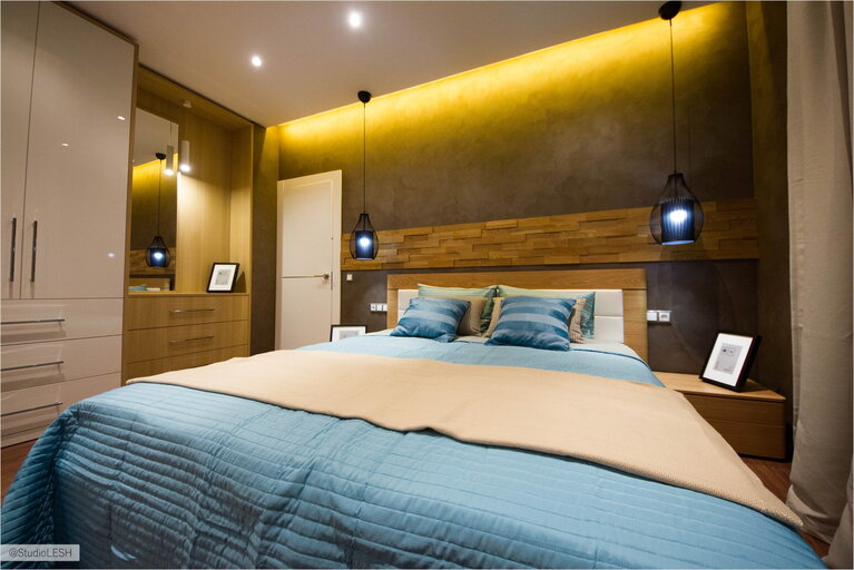 Большая кровать в спальне