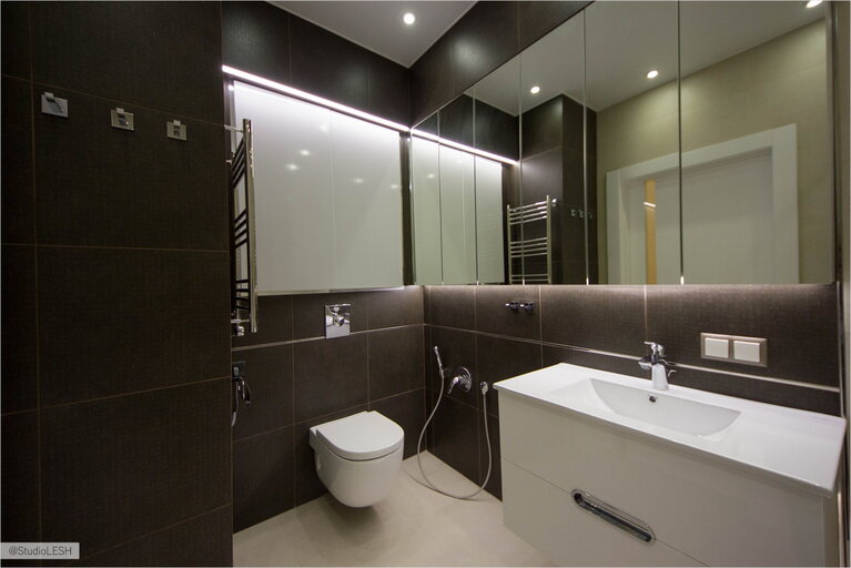 Темная плитка в ванной